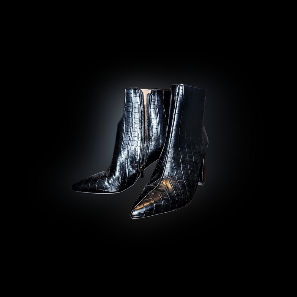 Croc embossed Chelsea boot size 8 like new